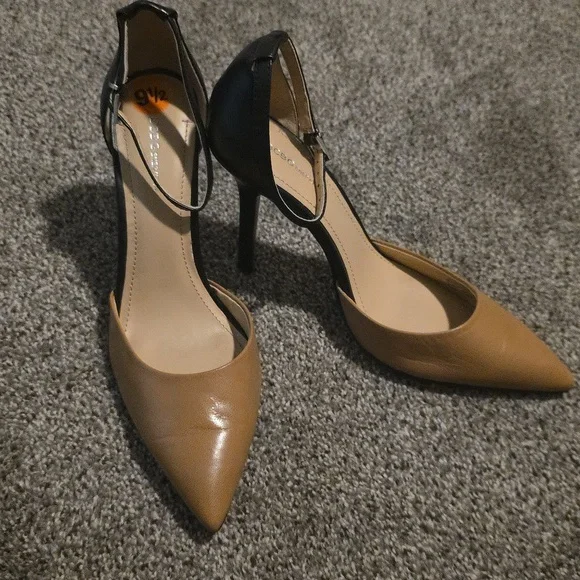 Pre-loved BCBG Two-tone  Dillyn Leather Ankle Strap Heels Sz 9.5 - Picture 8 of 8